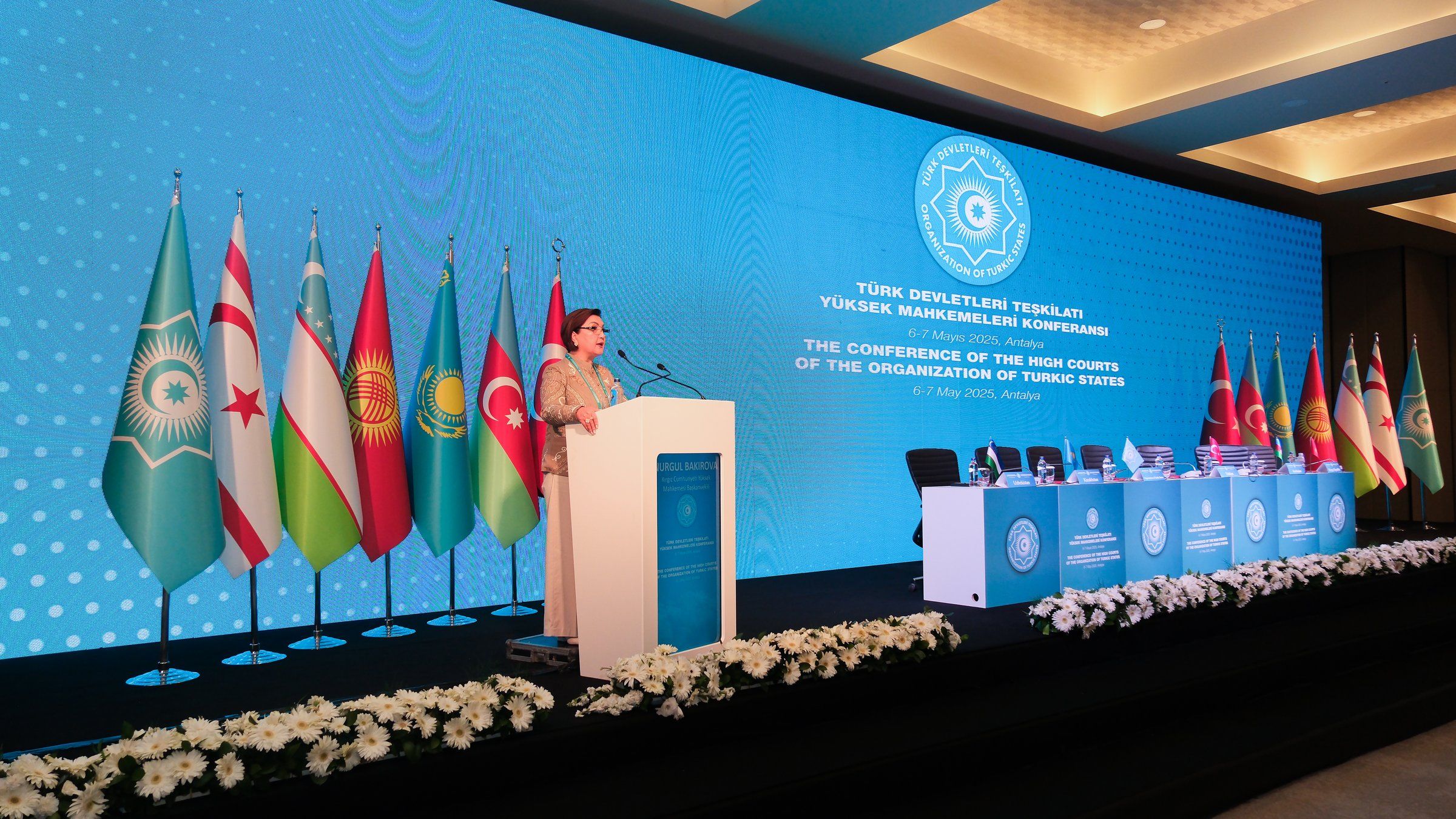 Türk Devletleri Teşkilatı konferansında kürsü ve üye ülke bayrakları