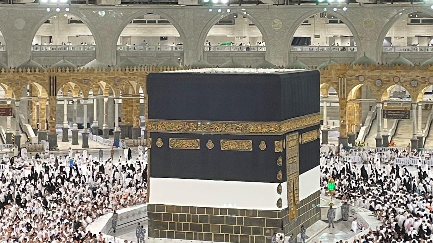 Mescid-i Haram’da gece, Kâbe ve tavaf eden kalabalık